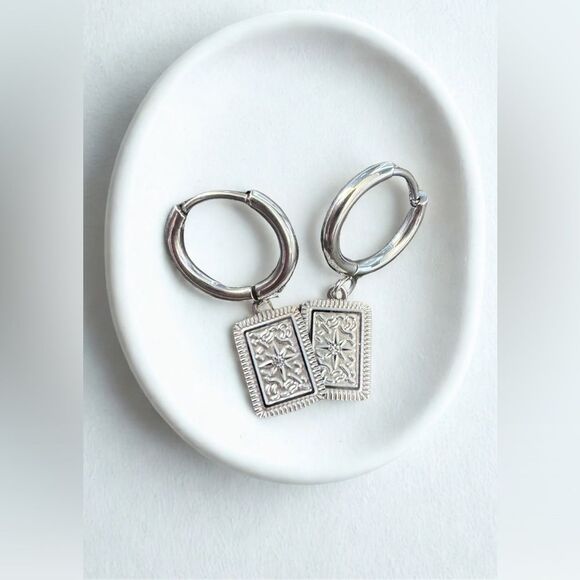 Silver Hoop Earrings  M1281 - Picture 1 of 5